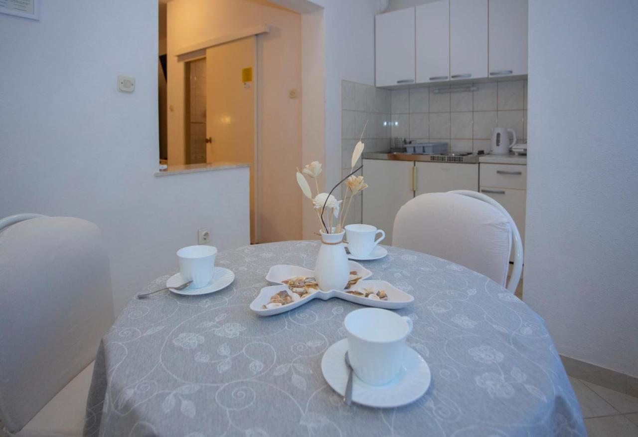 Villa Milenka - Apartmani Gorana Tučepi Exteriör bild